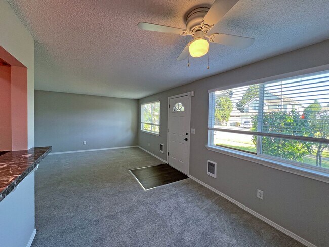 Building Photo - Charming Immaculate Three Bedroom Rambler in Tacoma