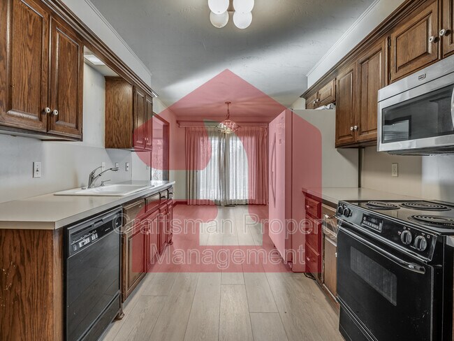 Building Photo - 2704 Silvertree Dr