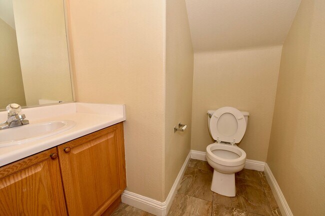 Building Photo - Charming 3-Bedroom, 2.5-Bath Condo with At...