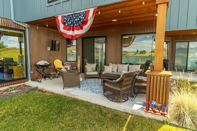 Building Photo - Jones - Fully Furnished Condo on the River Available Mid Sept - Mid May Only
