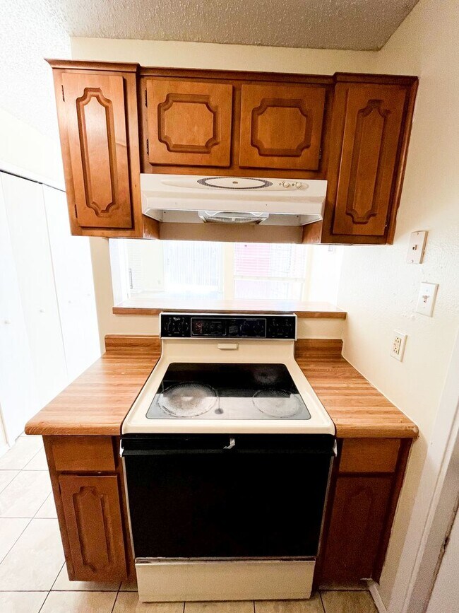 Building Photo - Available NOW!!!! This charming 1 story, 3 bedroom, 2 bath house could be your next home! Beautif...