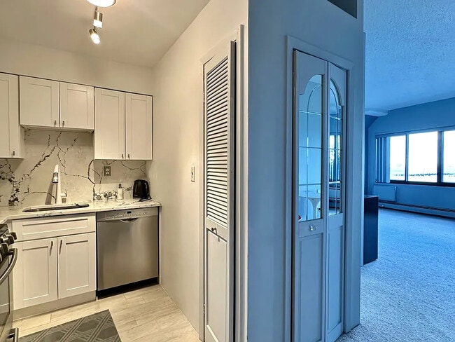 Building Photo - 10 Bay Street Landing