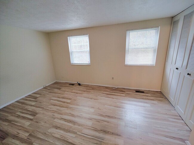 Building Photo - *Well-Maintained 3BD/1.5BA Townhouse Available in West Mifflin*