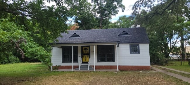 Building Photo - Beautiful 3 bedroom/1 bath Cottage with La...