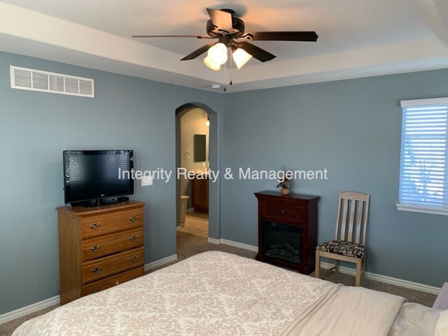 Building Photo - 3025 Redhaven Way