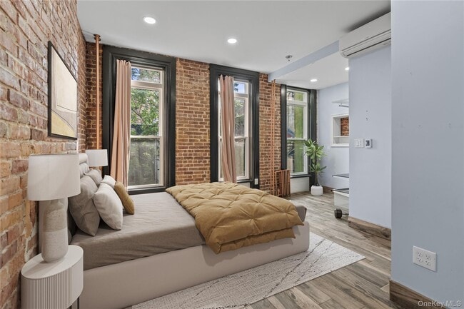 Building Photo - 220 E 116th St