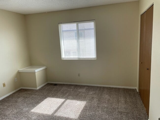 Building Photo - LA JOLLA 2BD TWO-STORY TOWNHOME - Security Deposit Waiver Available