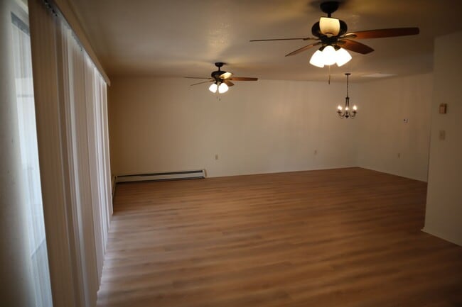 Building Photo - Livable, Lovable, & Avaiable!