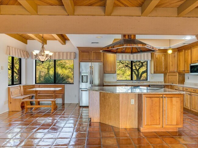 Building Photo - 4 bedroom 2.5 Bath