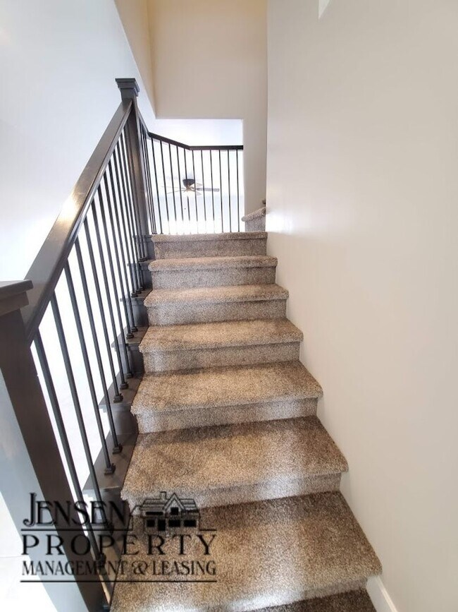Building Photo - Three Bedroom Red Mountain Vista Town Home