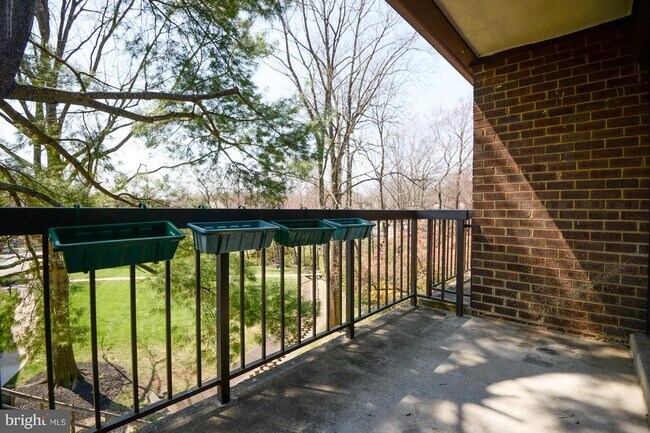 Building Photo - 9735 Kings Crown Ct