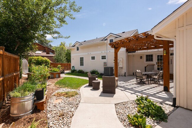 Building Photo - 5 Bedroom 2.5 Bath Retreat in Prime Arvada...
