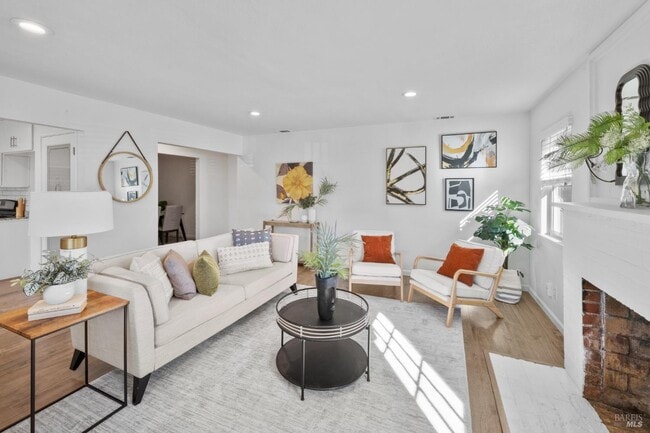 Building Photo - 372 Acacia St