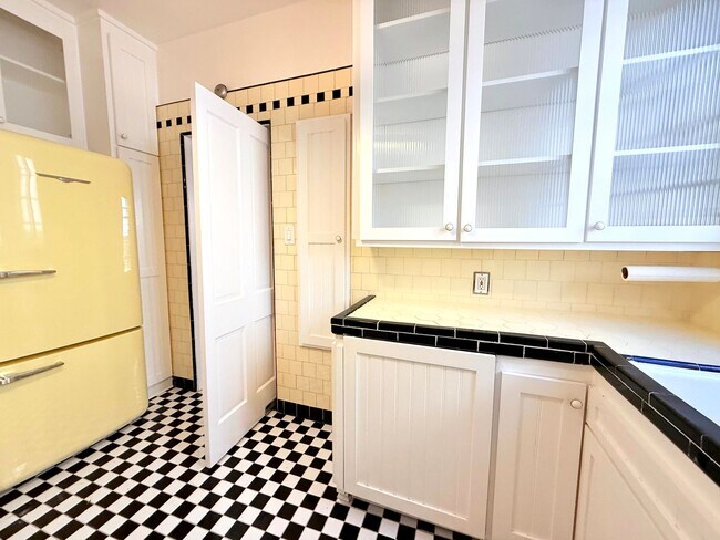 Building Photo - Very Unique Spacious sleek One Bedroom - O...