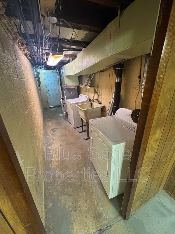 Building Photo - 1500 Llanwellyn Ave