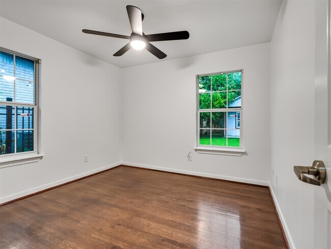 Building Photo - 4930 Holloway Dr