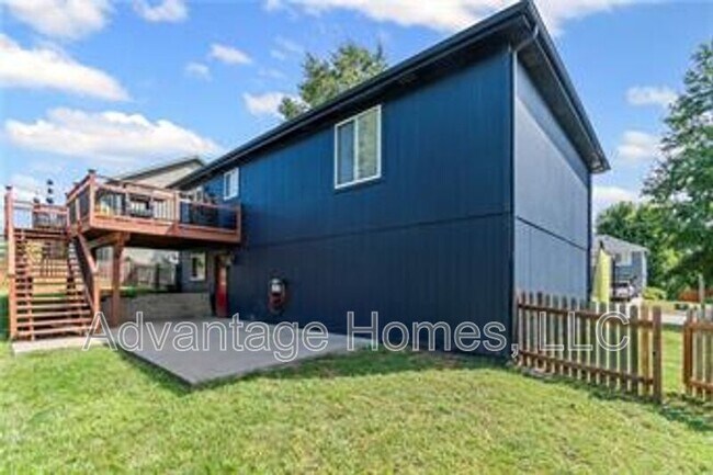 Building Photo - 11516 N Windsor Ave