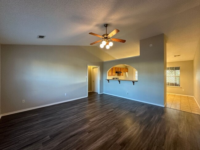 Building Photo - Gorgeously Updated 3 Bed 2 Bath 2 Car Garage
