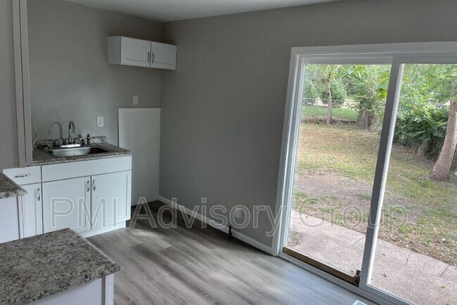 Building Photo - 602 SE 37th St