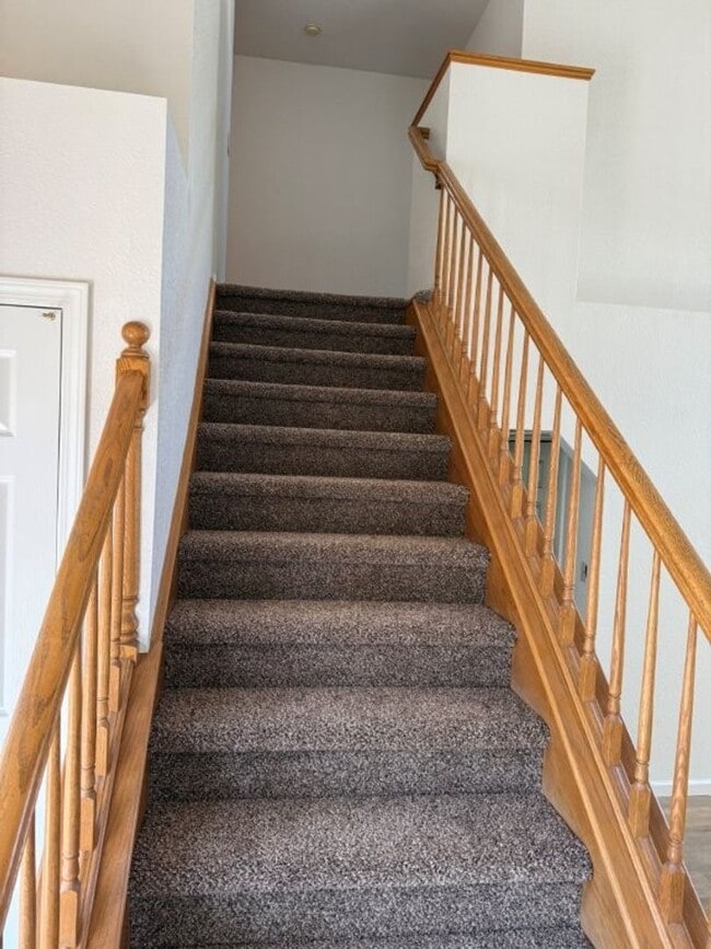 Building Photo - Modern 4 Bedroom 3 Car Garage Dixon *Star ...