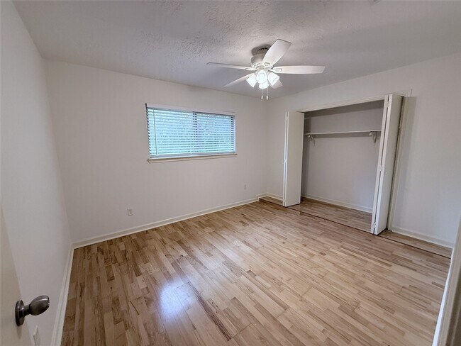 Building Photo - 6902 Sandy Knolls Dr