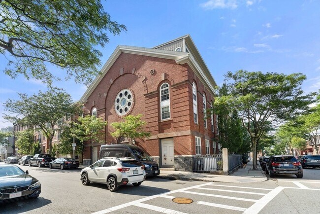 Building Photo - 616 E 4th St