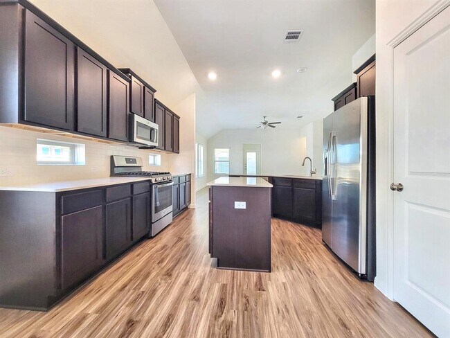 Building Photo - 610 Hereford Lp
