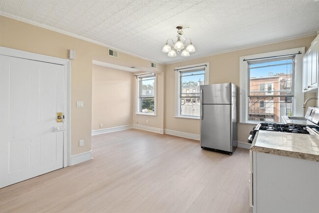 Building Photo - 276 4th St