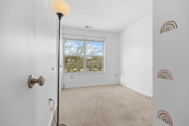 Building Photo - Beautifully maintained END UNIT townhouse in Robin meadows ready for your family to call home by ...