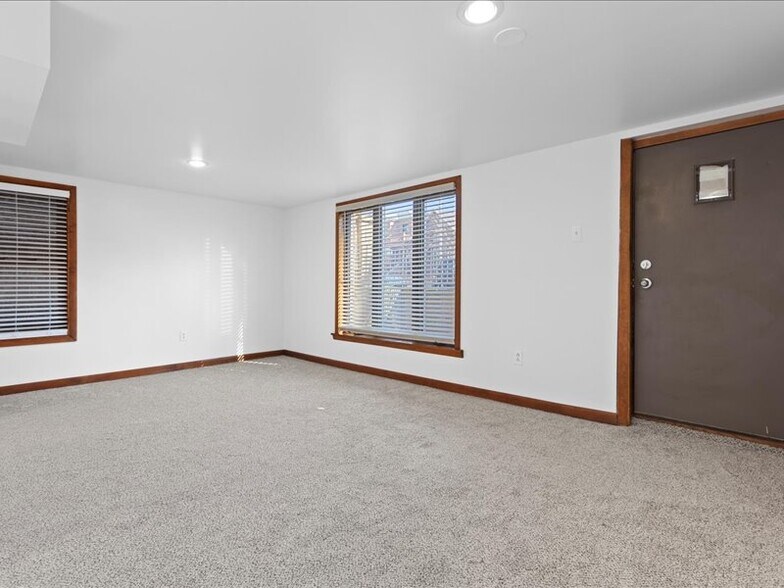 In-law suite / family room - 3214 S Throop St