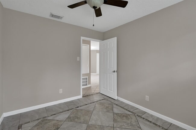 Building Photo - 1018 Surrey Ct