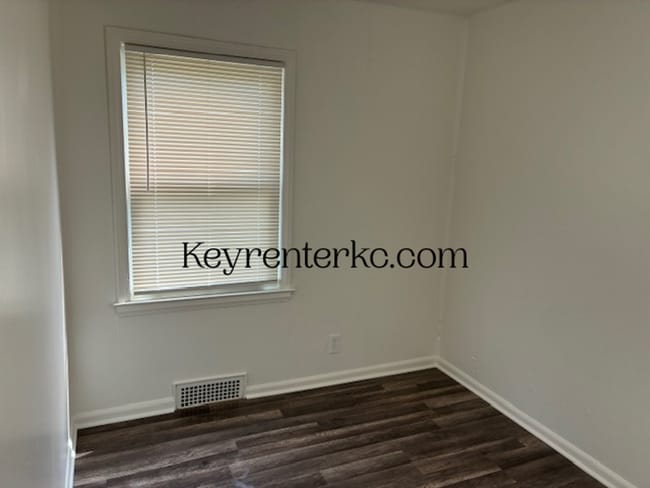 Building Photo - 3 Bed 2 Bath ready to rent!