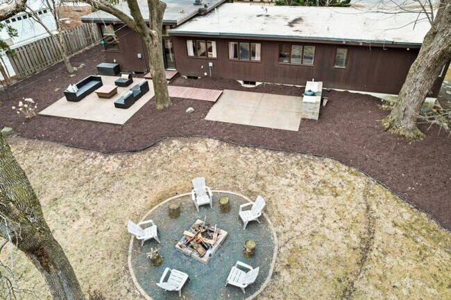 Building Photo - Mid-Century Home