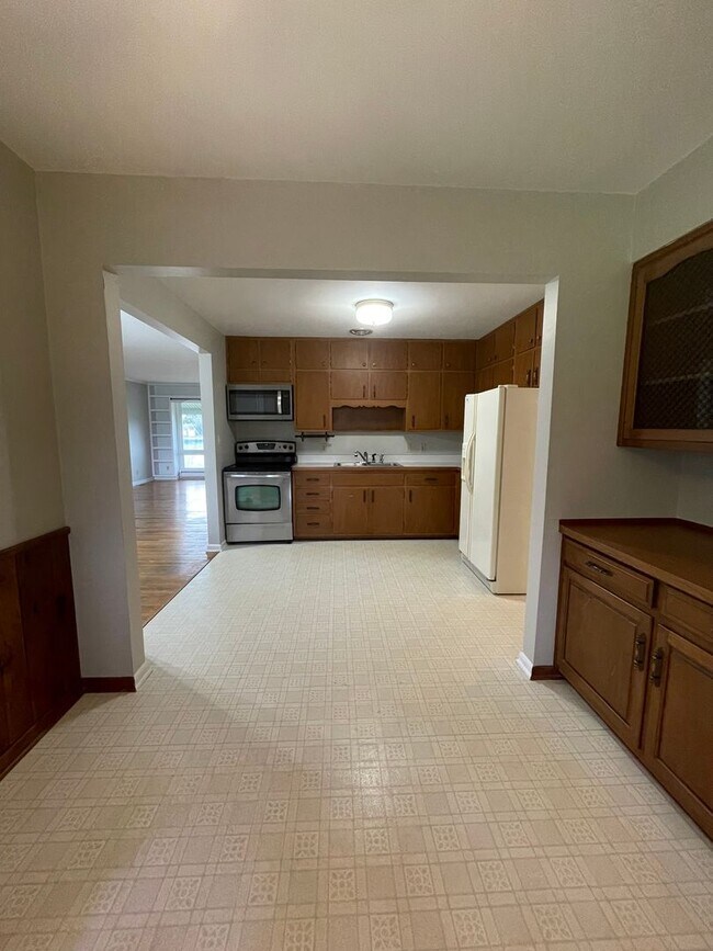 Building Photo - Three Bedroom Single Family Home in the Co...