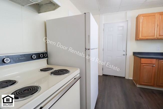 Building Photo - $200 off first months rent! 3 bedroom home...