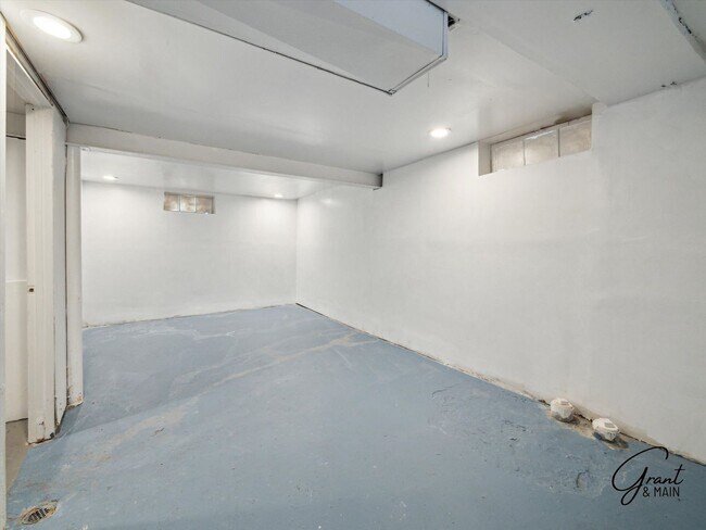 Building Photo - $1250 3 bedroom bungalow