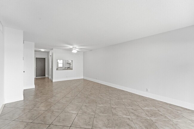Building Photo - 1427 E Hillsboro Blvd