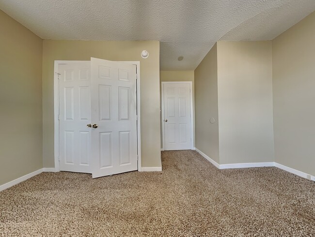 Building Photo - 481 Iota Ave S