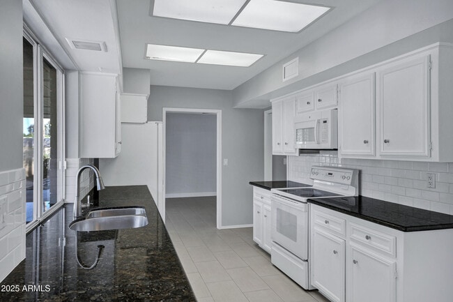 Building Photo - 8558 E Vía De Viva