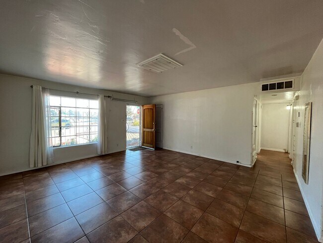 Building Photo - Cute 3 Bedroom 2 Bathroom Home In The NE!