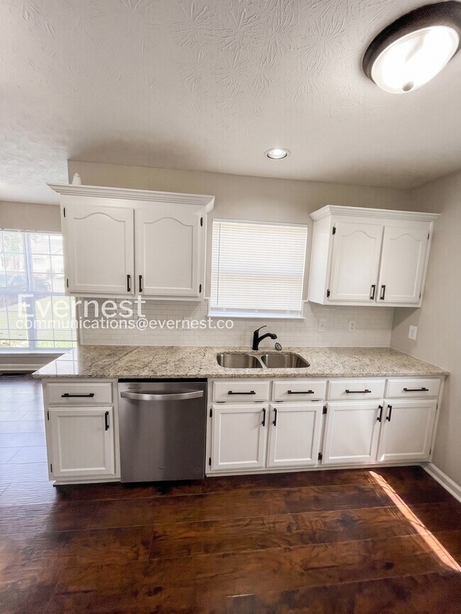 Building Photo - 3 Bed, 2 Bath Home with Off-Street Parking / Pet-Friendly / Available Now!