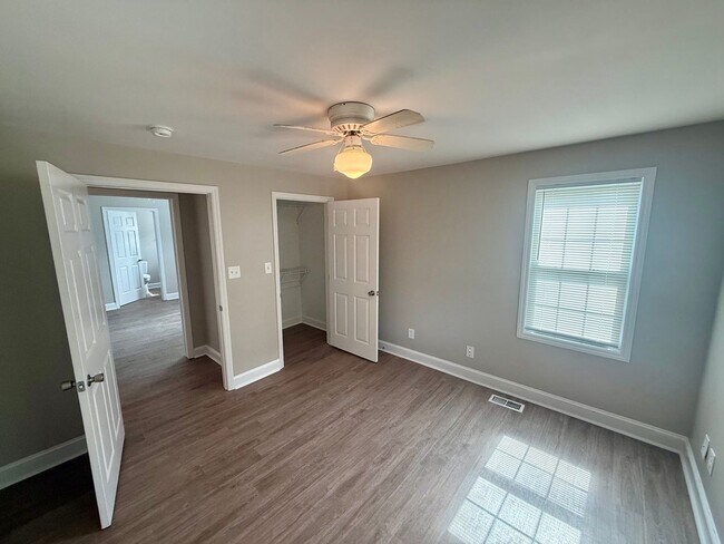 Building Photo - Three bedroom, 2.5 bath house in Graham