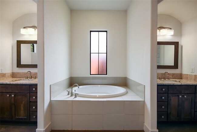 Building Photo - 18400 Lakepoint Cove