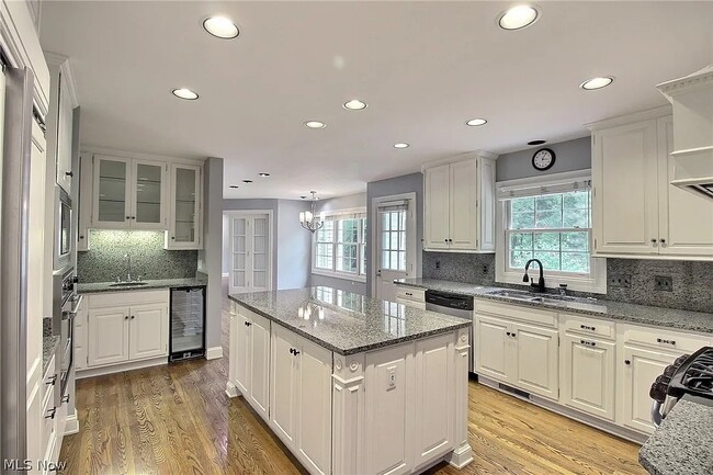 Building Photo - 10 Wenden Ct