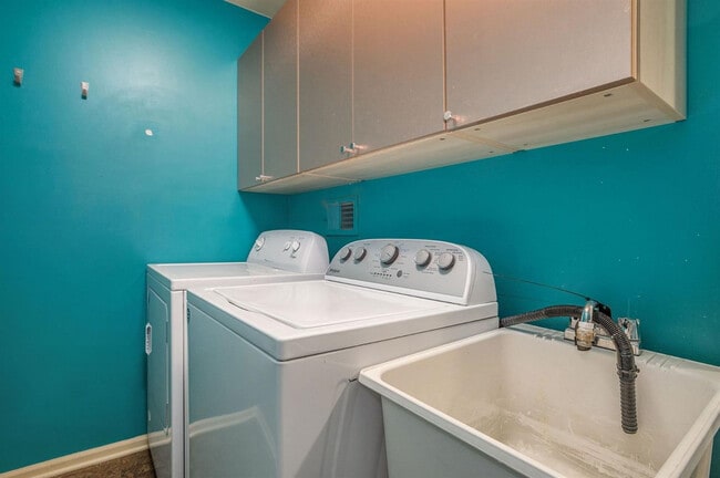 Building Photo - 3088 Village Cir