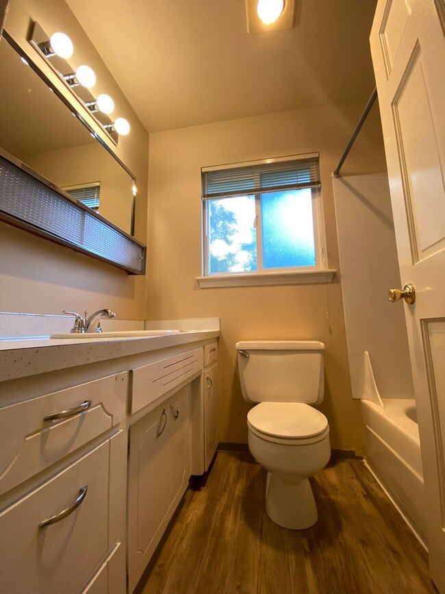 Building Photo - Spacious 3 Bedroom 1.5 Bath Duplex