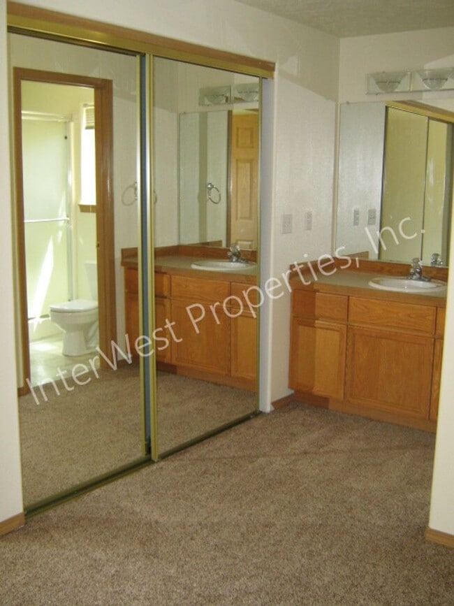 Building Photo - *1ST MONTH'S RENT FREE PROMO* Ranch Style 3 Bedroom Gresham Home with 2 Car Garage, Gas Fireplace...