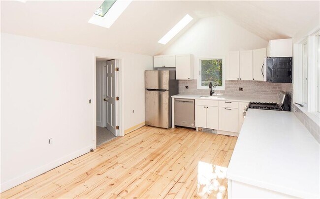 Building Photo - 8 Pleasant St