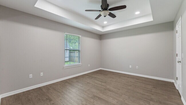Building Photo - 905 SW Arrowhead Dr
