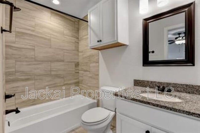 Building Photo - 232 W Lake Ave